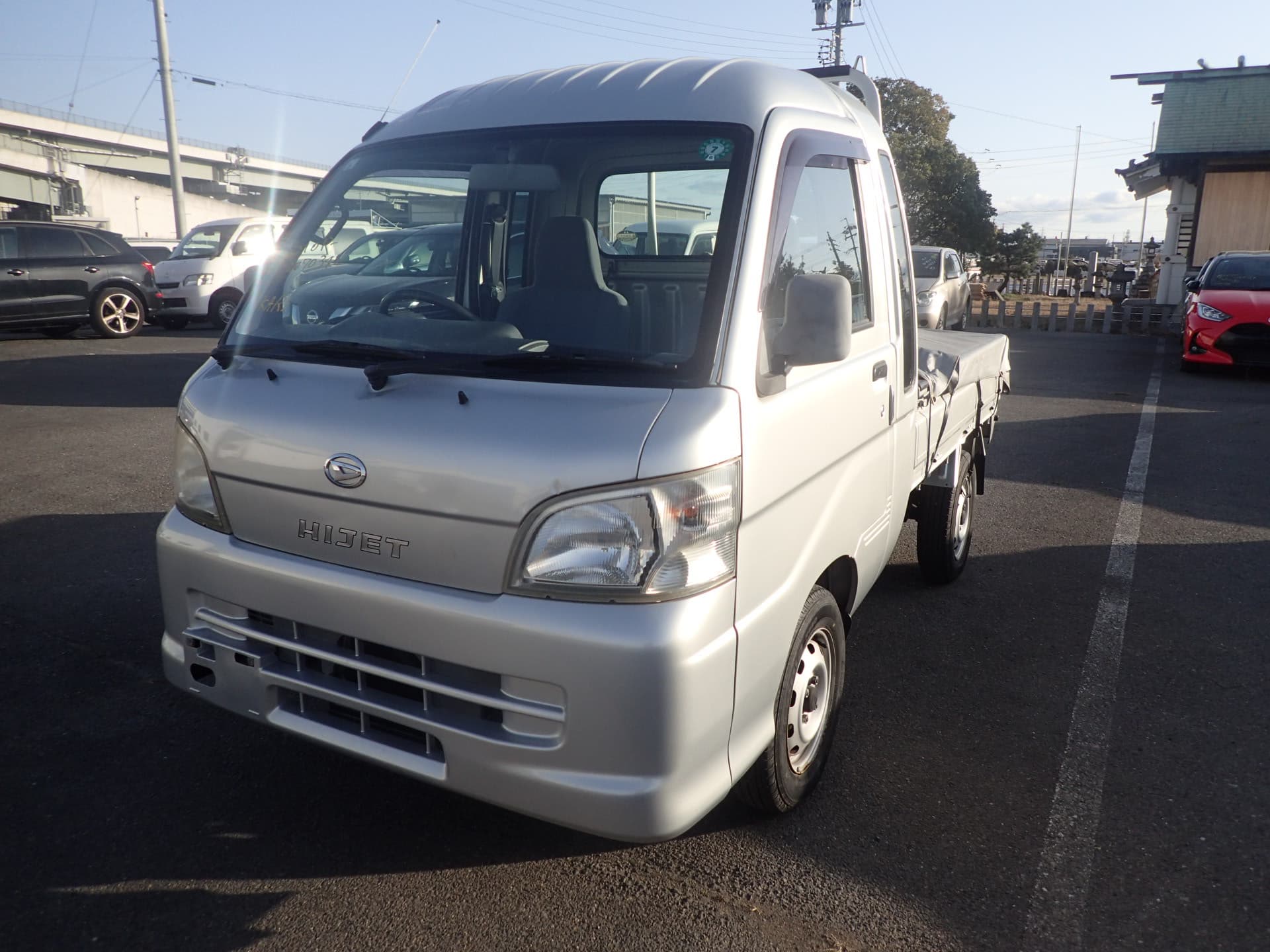2006 Daihatsu Hijet Truck Flatbed 4WD 4-Speed Automatic — kei truck for sale in Calgary